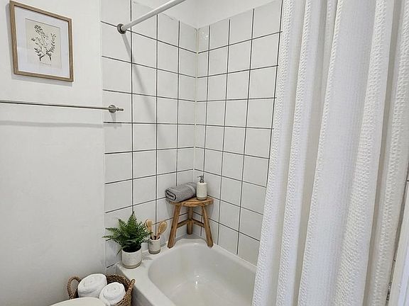 2nd image of 1566 Avenue Rd #203