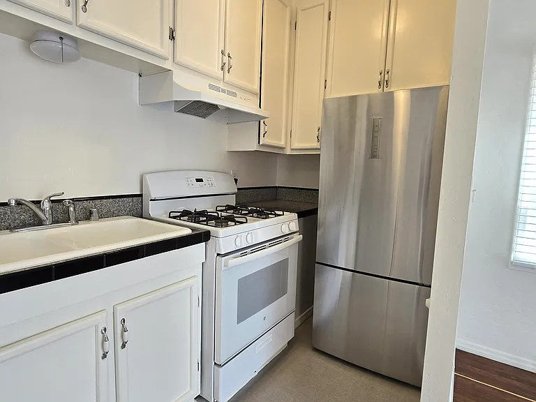 712 Santa Rita Pl #D — Photo 8