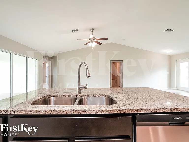 1104 SW 9th Ave — Photo 6