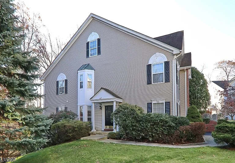 13 Minuteman Ct — Photo 1