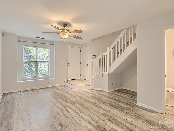 4th image of 672 Emerald Cove Dr