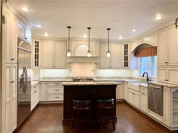 2nd image of 814 Stonebridge Dr