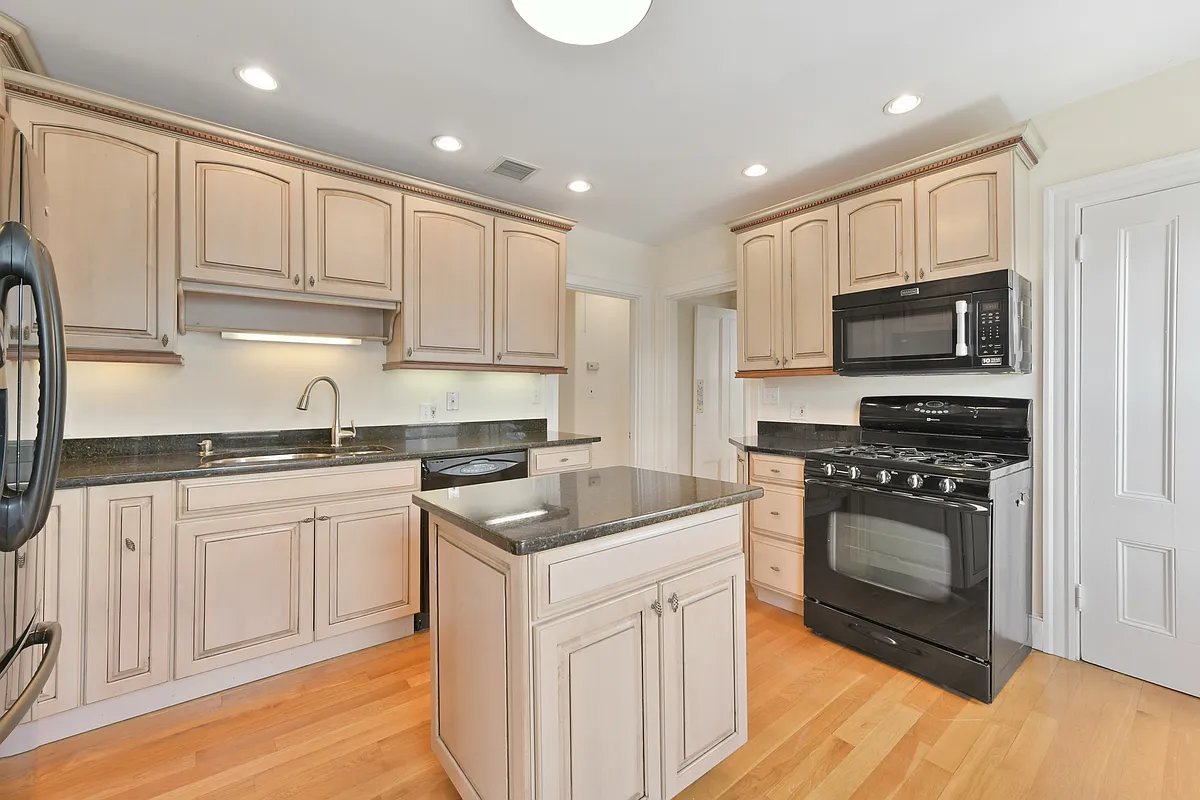 Building Photo - 14 Westover St #2