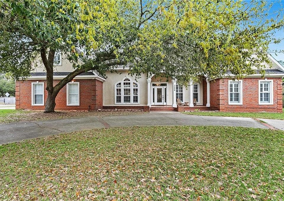 1st image of 3668 Claridge Rd N