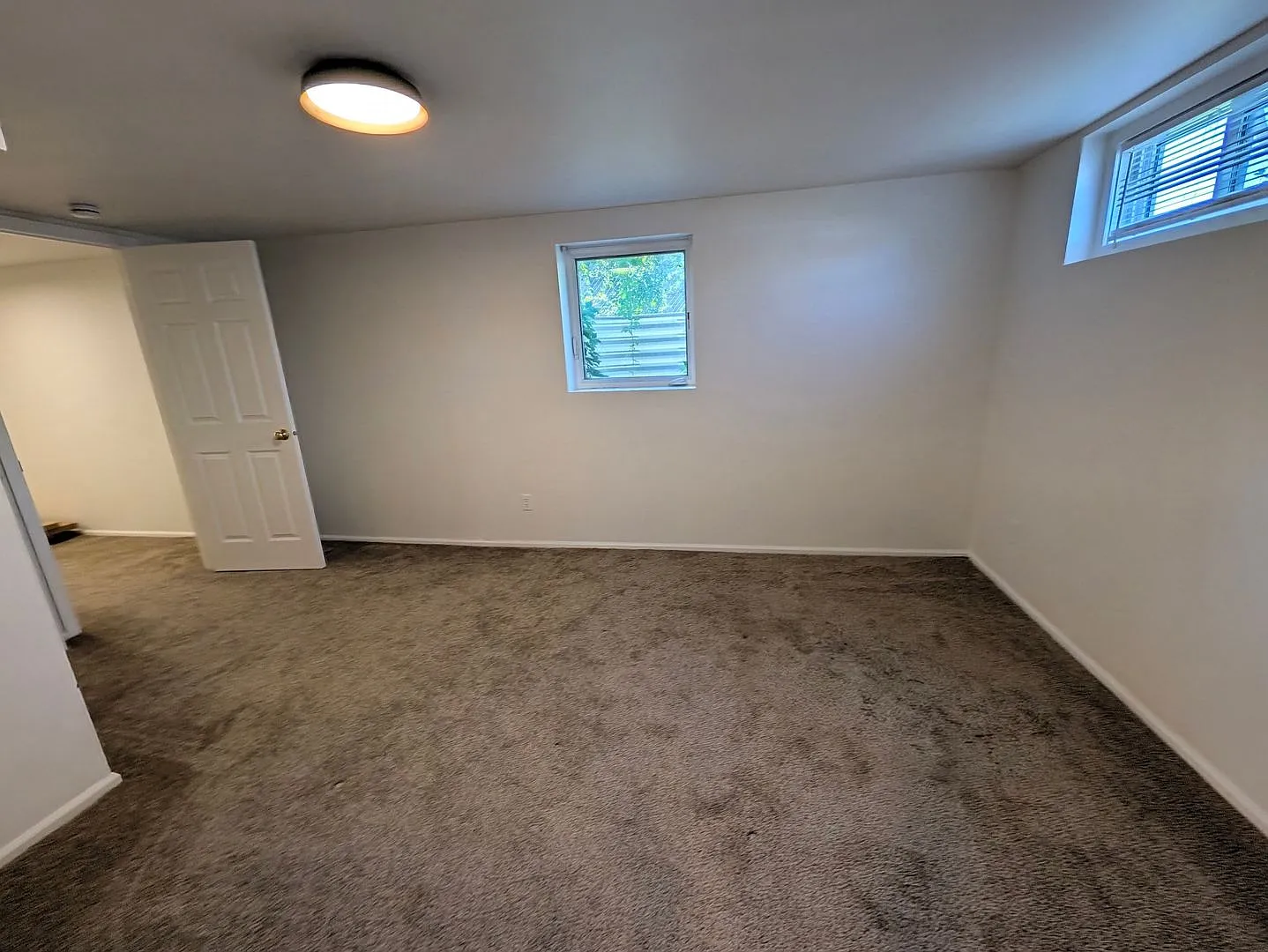 Light & Bright 2 Bedroom Normal Hill Apartment - Utilities Included! — Photo 4