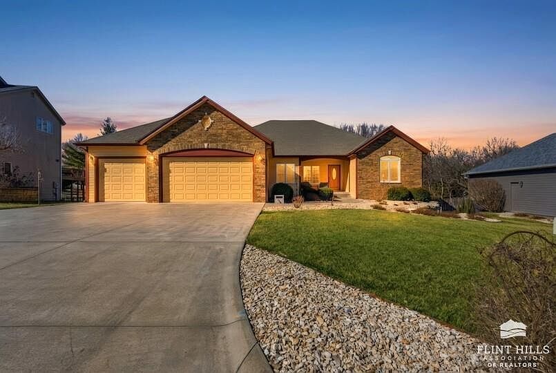 1st image of 916 Overhill Rd