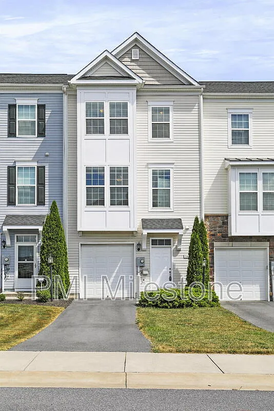 3 bed, 2.5 bath, 2024 sqft, $1,830 — Photo 1