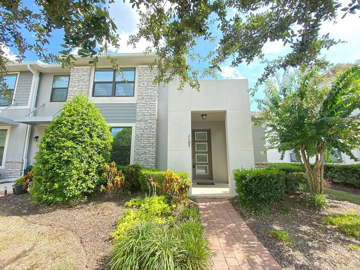 3 bed, 2.5 bath, 1690 sqft, $2,550 — Photo 1