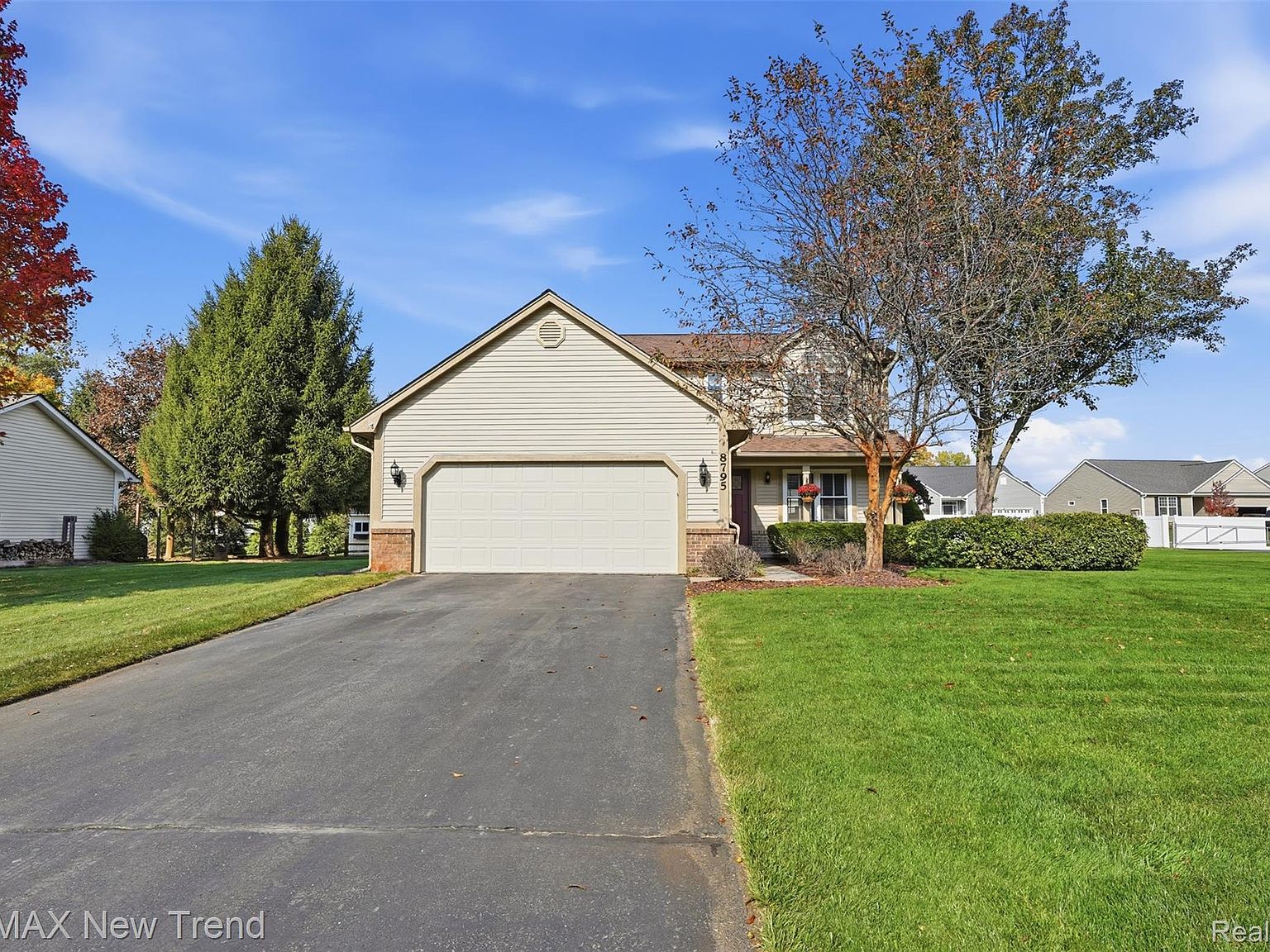 8795 Cove Ct, White Lake, MI 48386