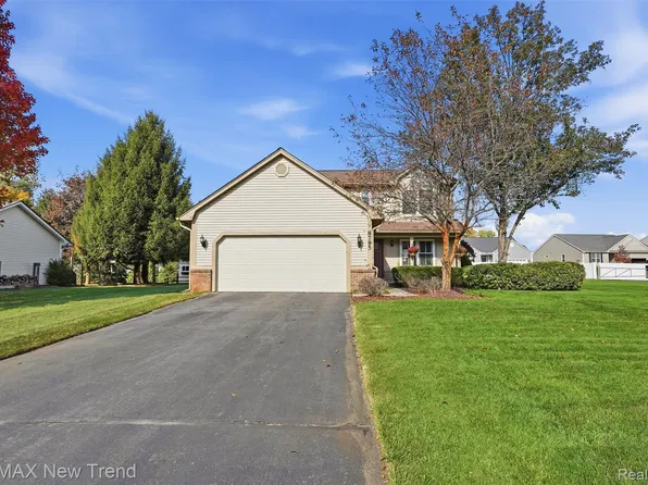 8795 Cove Ct, White Lake, MI 48386