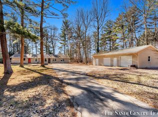 253 Dee Rd, Norton Shores, MI 49444