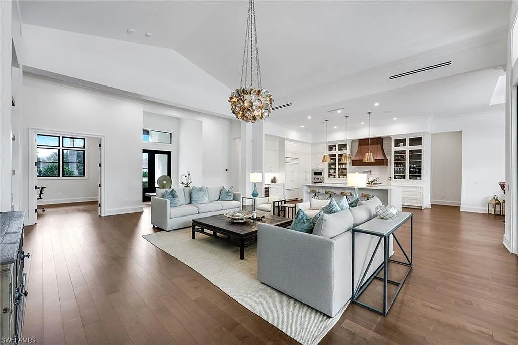 4 bed, 4.5 bath, 3702 sqft, $50,000 — Photo 3