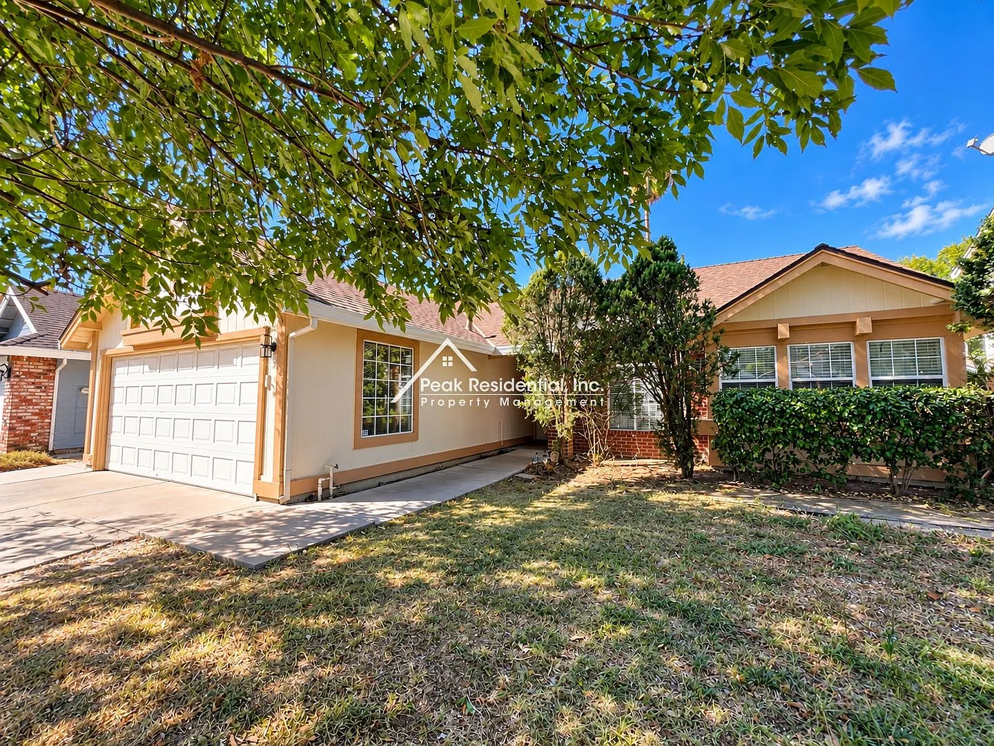 Spacious Updated 3bd/2ba Vintage Park Home with 2 Car Garage — Photo 1
