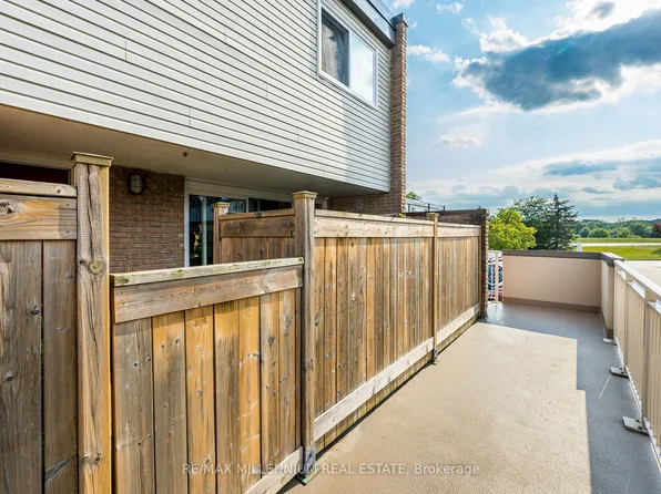 301 Milestone Cres, Aurora, ON L4G 3M2