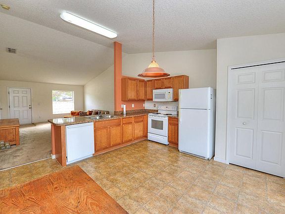 3rd image of 1779 SW Capehart Ave