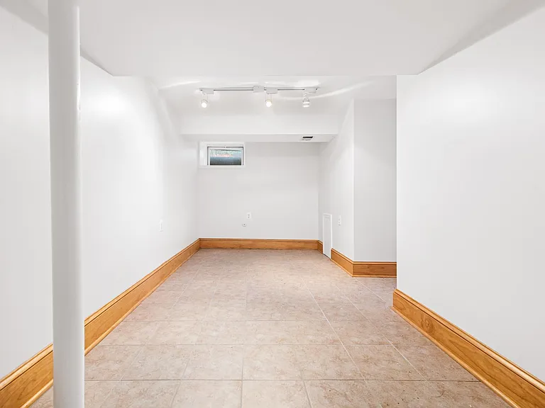 901 Academy Ln — Photo 10