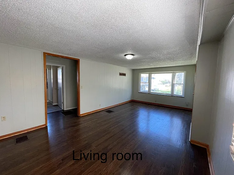1400 S Northern Blvd — Photo 6