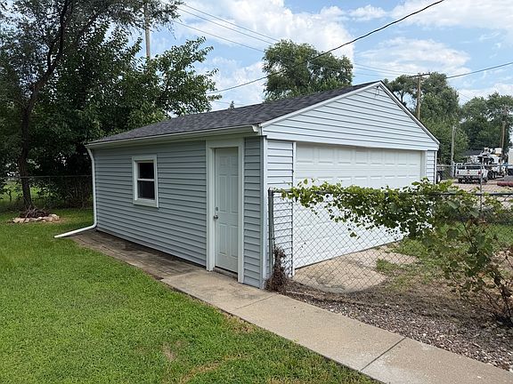 3rd image of 918 Windsor Rd