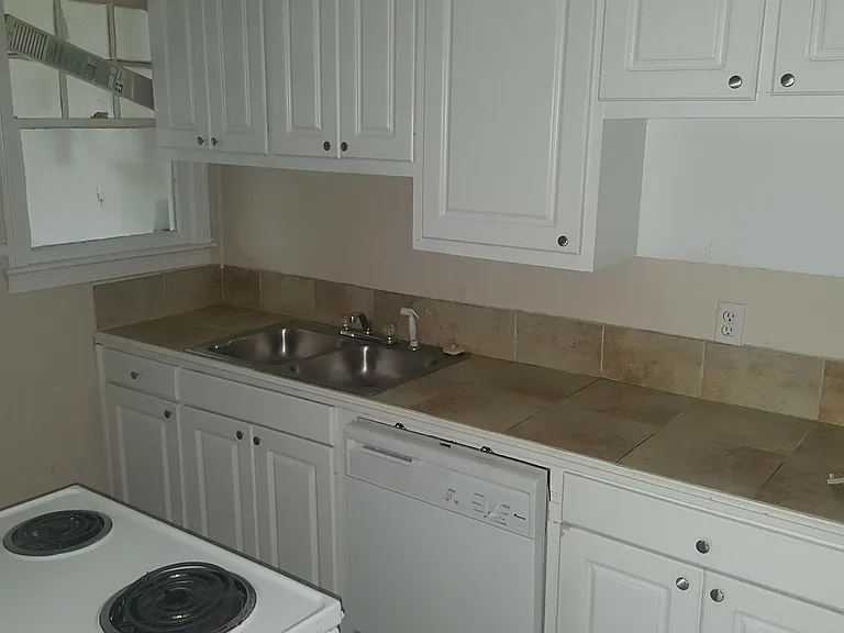 327 Decelle St #A — Photo 2