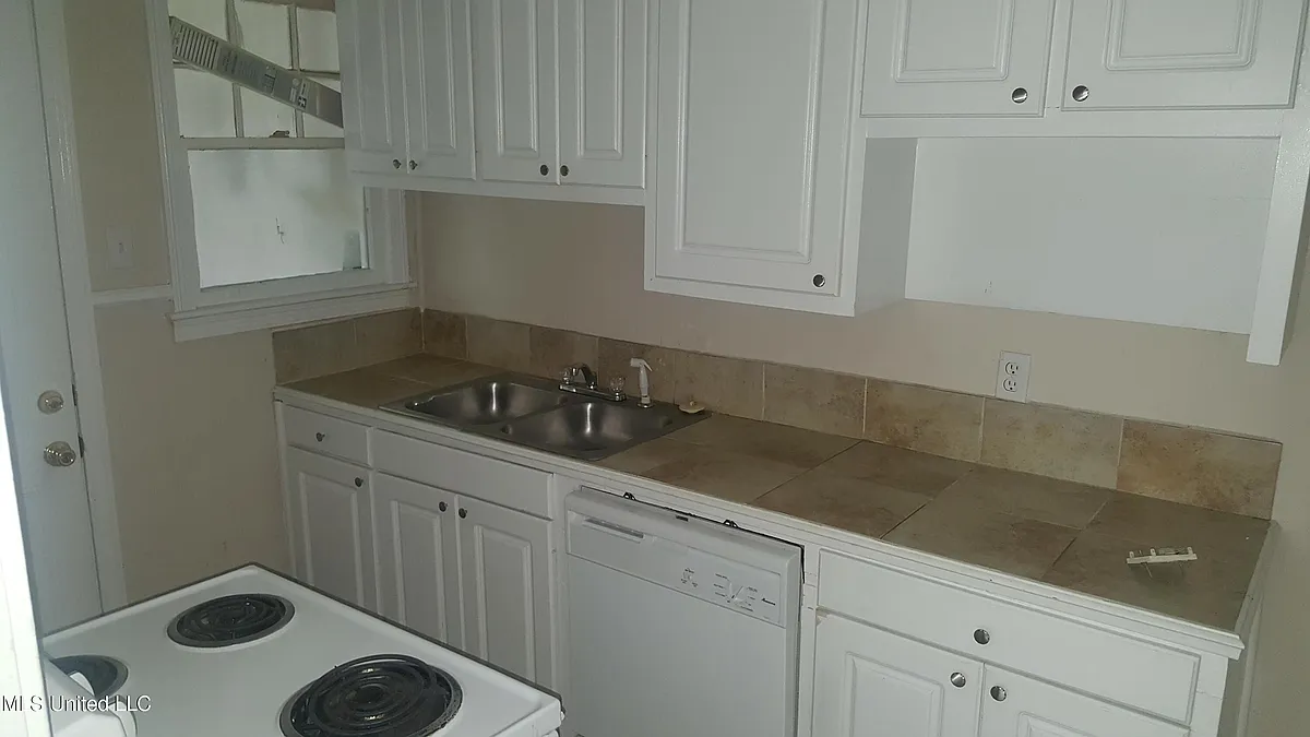 Building Photo - 327 Decelle St #A