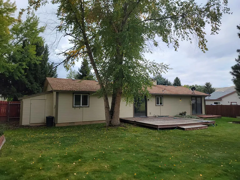 132 N Riverside Dr — Photo 2