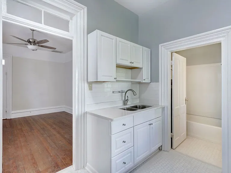 218 E Henry St #B — Photo 15