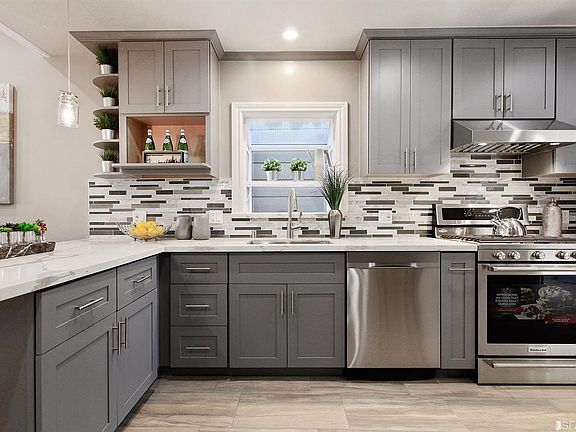 4th image of 135 Farallones St
