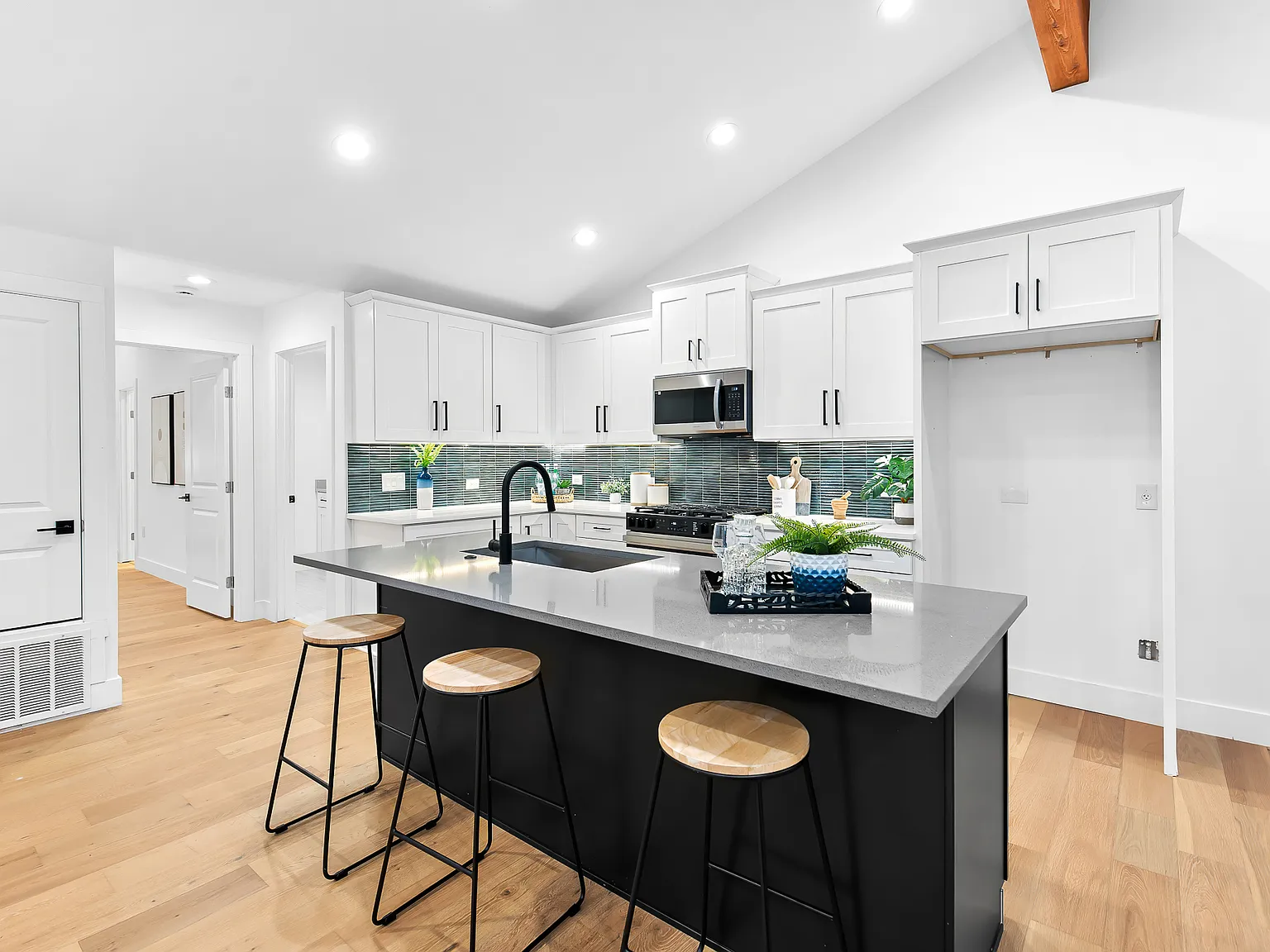 4 bed, 2028 sqft, $4,750 — Photo 3