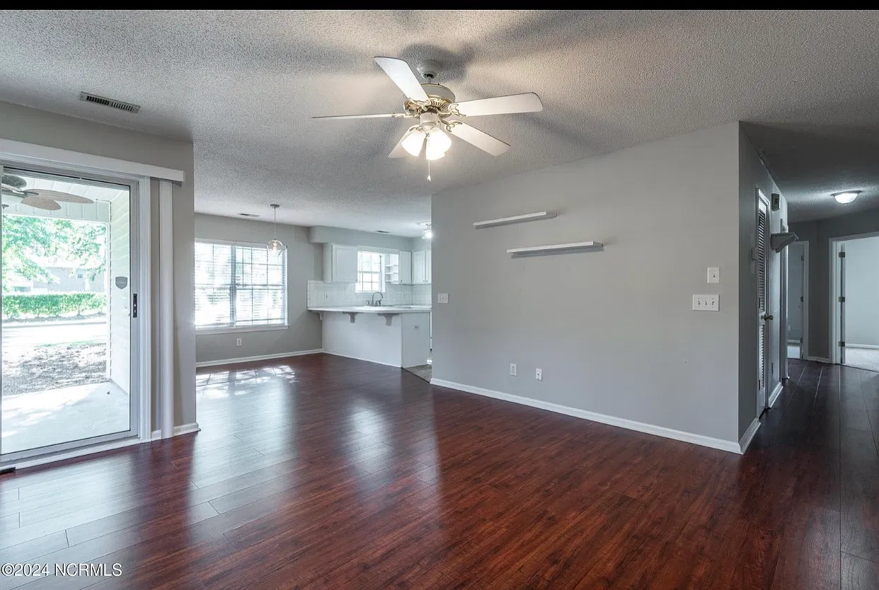 2802 Mulberry Ln — Photo 2