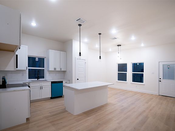 2nd image of 219 W Beachwood Loop