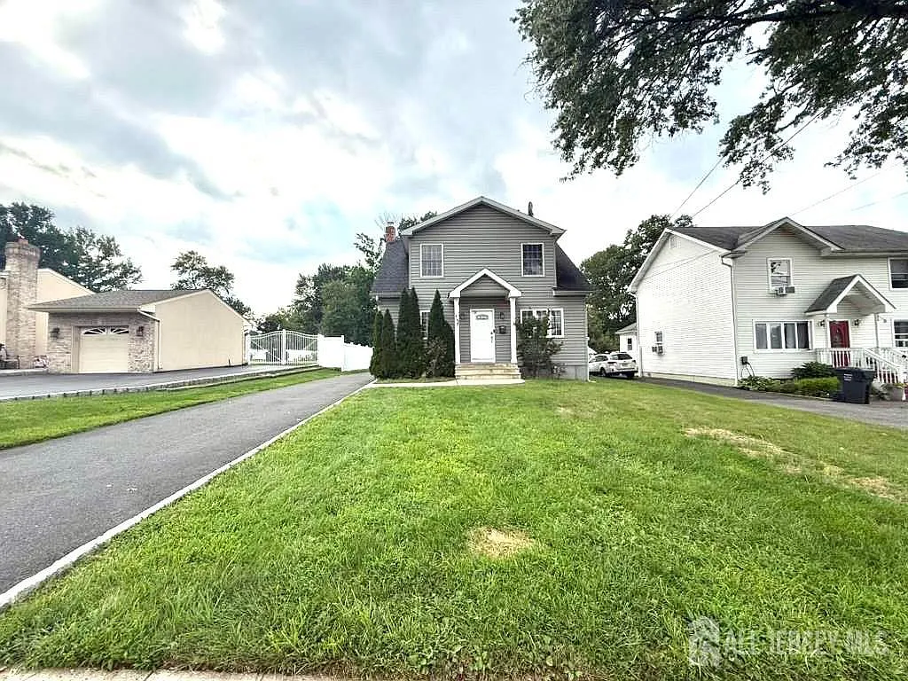 3 bed, 2.0 bath, 1688 sqft, $3,900 — Photo 2