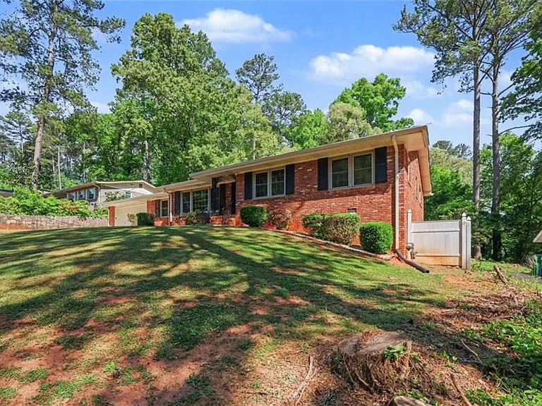 3582 Cloudland Dr — Photo 2