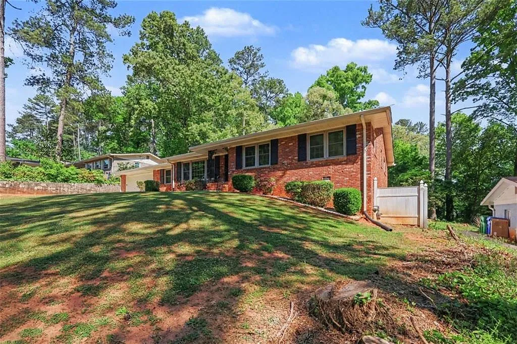 Building Photo - 3582 Cloudland Dr
