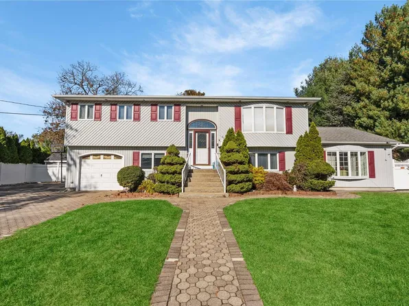 49 Higgins Street, North Babylon, NY 11703