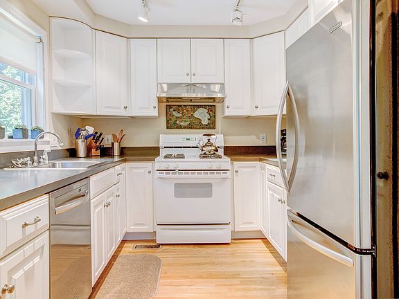 5th image of 49 Hedge Row Ln