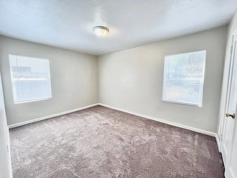 1707-1709 Madrone Ave — Photo 6