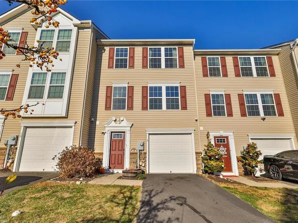 8 Gold Rose Ln, Easton, PA 18045