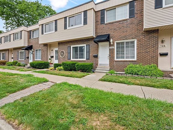 4th image of 704 Estrada Dr
