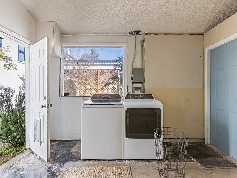 1066 Avenue C — Photo 35
