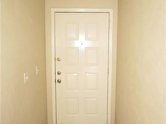 3rd image of 512 Woodbine Ln