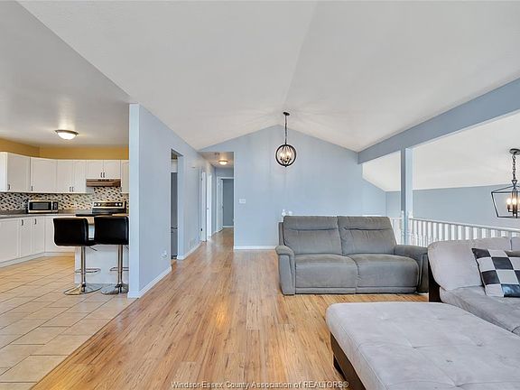 3rd image of 125 Queen St S