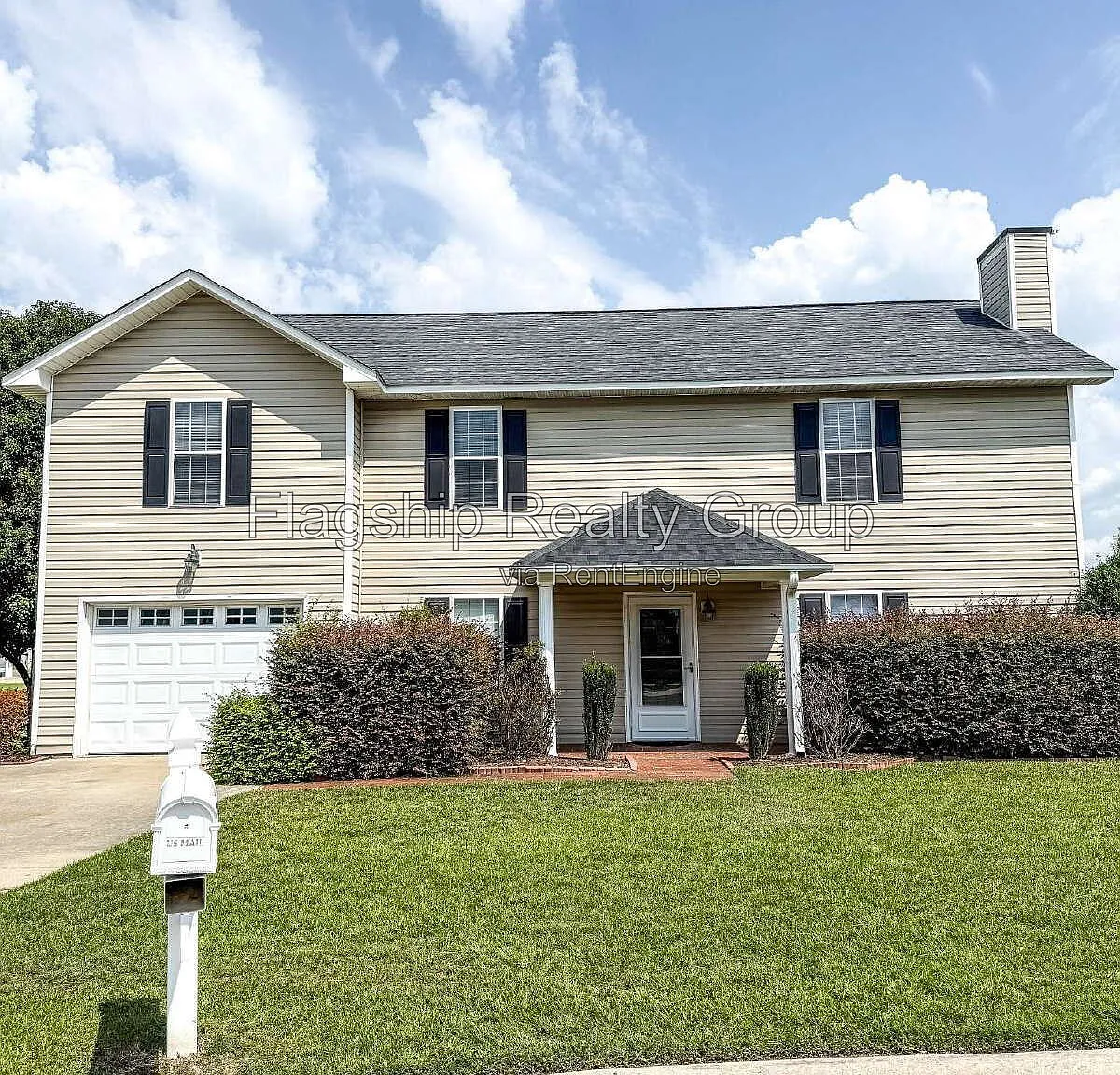 4 bed, 2.5 bath, 2137 sqft, $2,100 — Photo 2