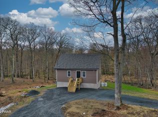 161 Ledgeway Dr, Dingmans Ferry, PA 18328