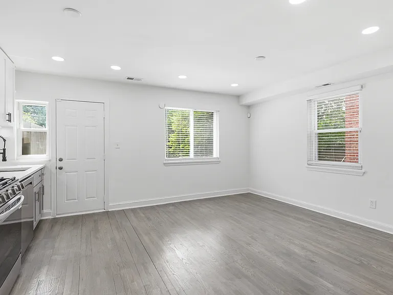 525 Oakwood St SE — Photo 14