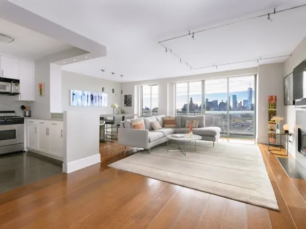 22 West 15th Street image 2 of 14