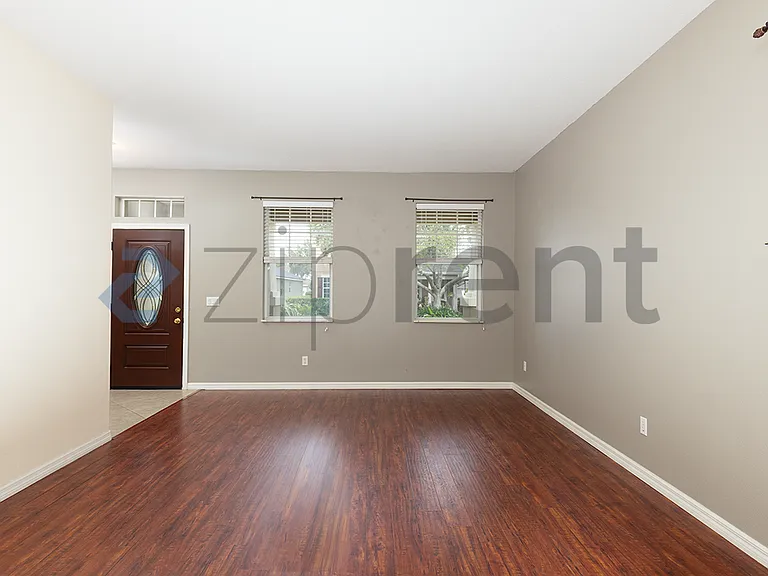 1933 Varick Way — Photo 3