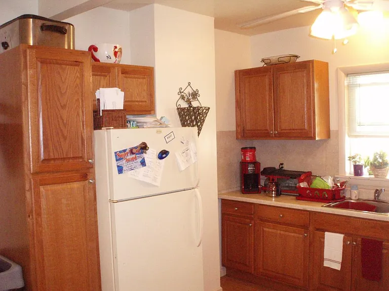 702 Lindley St #HOUSE — Photo 2