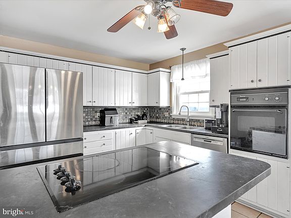 5th image of 21 Golf View Dr