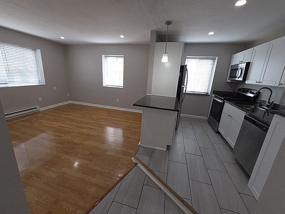 2nd image of 24 Colgate Rd APT 9