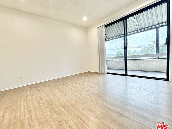 4th image of 12235 Magnolia Blvd #306